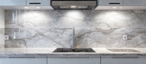 Backsplash traz proteção e estilo para cozinhas, facilitando a manutenção e personalização do ambiente com revestimentos modernos.