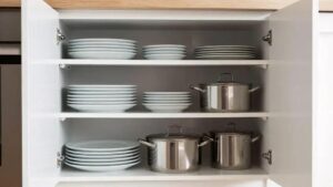 Como organizar o melhor armário de cozinha: dicas práticas e funcionais